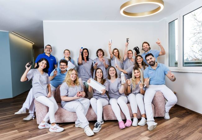 Zahnmedizin Dr. Boeck - Zahnarzt Leonberg - fröhliches Praxisteam