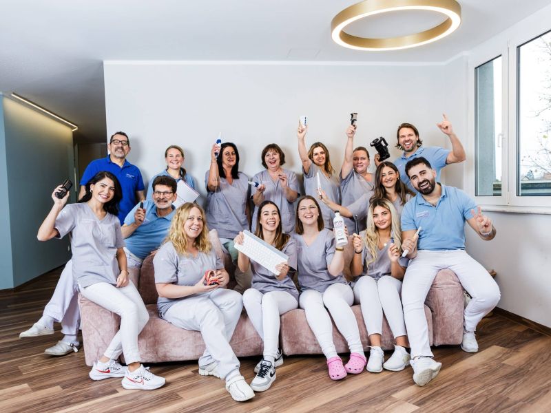 Zahnmedizin Dr. Boeck - Zahnarzt Leonberg - fröhliches Praxisteam