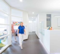 Praxisräume der Zahnarztpraxis Zahnmedizin Dr. Boeck in Weissach mit Blick ins Wartezimmer