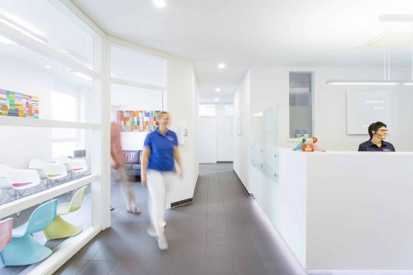 Zahnmedizin Dr. Boeck  - Patient wird aus Wartezimmer aufgerufen