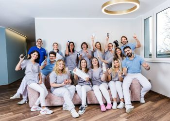 Zahnmedizin Dr. Boeck - Zahnarzt Leonberg - fröhliches Praxisteam