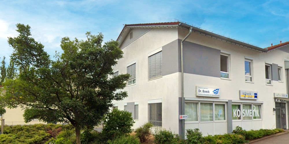 Zahnmedizin Dr. Boeck im Marktzentrum Weissach / Flacht - Außenansicht des Gebäudes