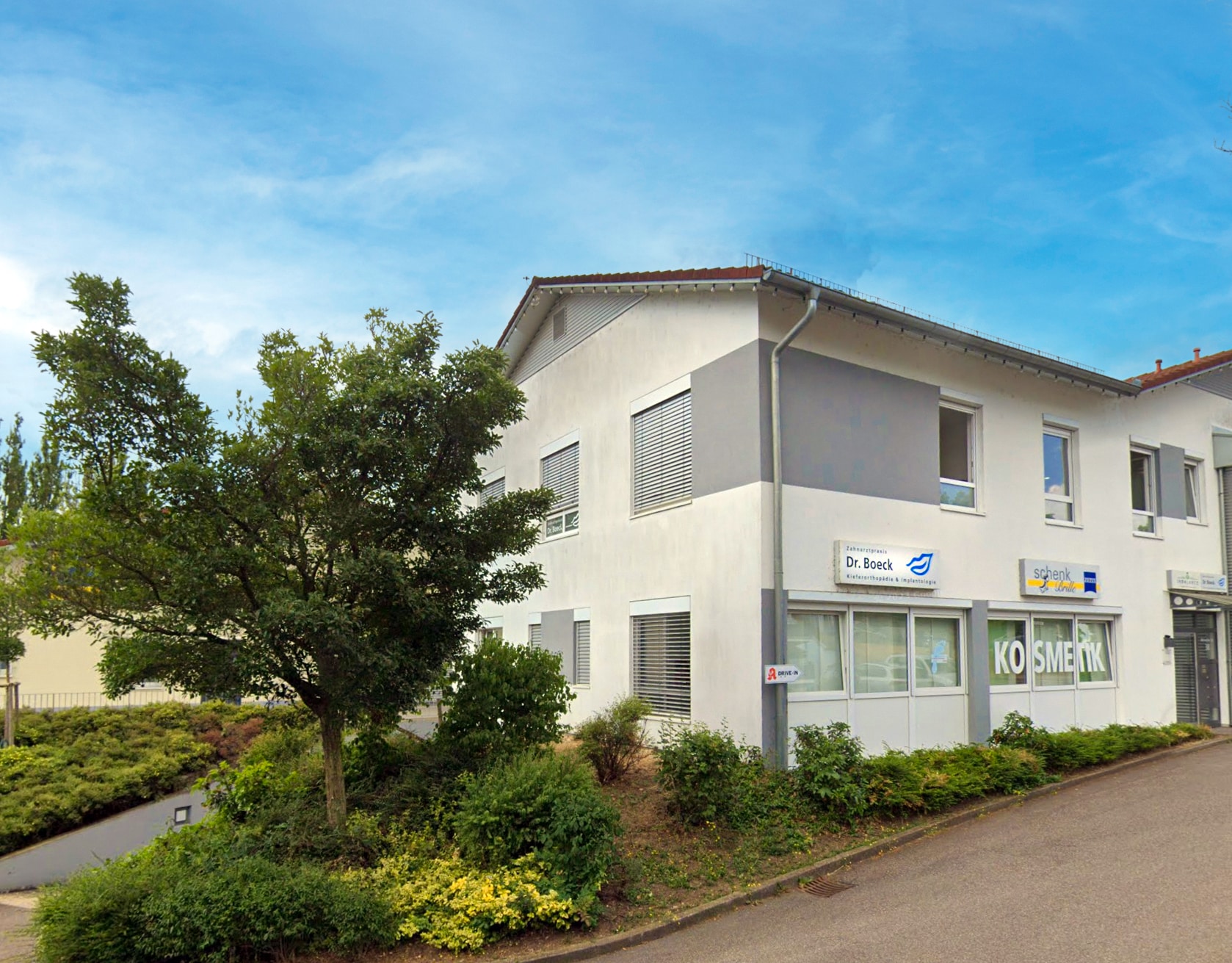 Zahnmedizin Dr. Boeck im Marktzentrum Weissach / Flacht - Außenansicht des Gebäudes
