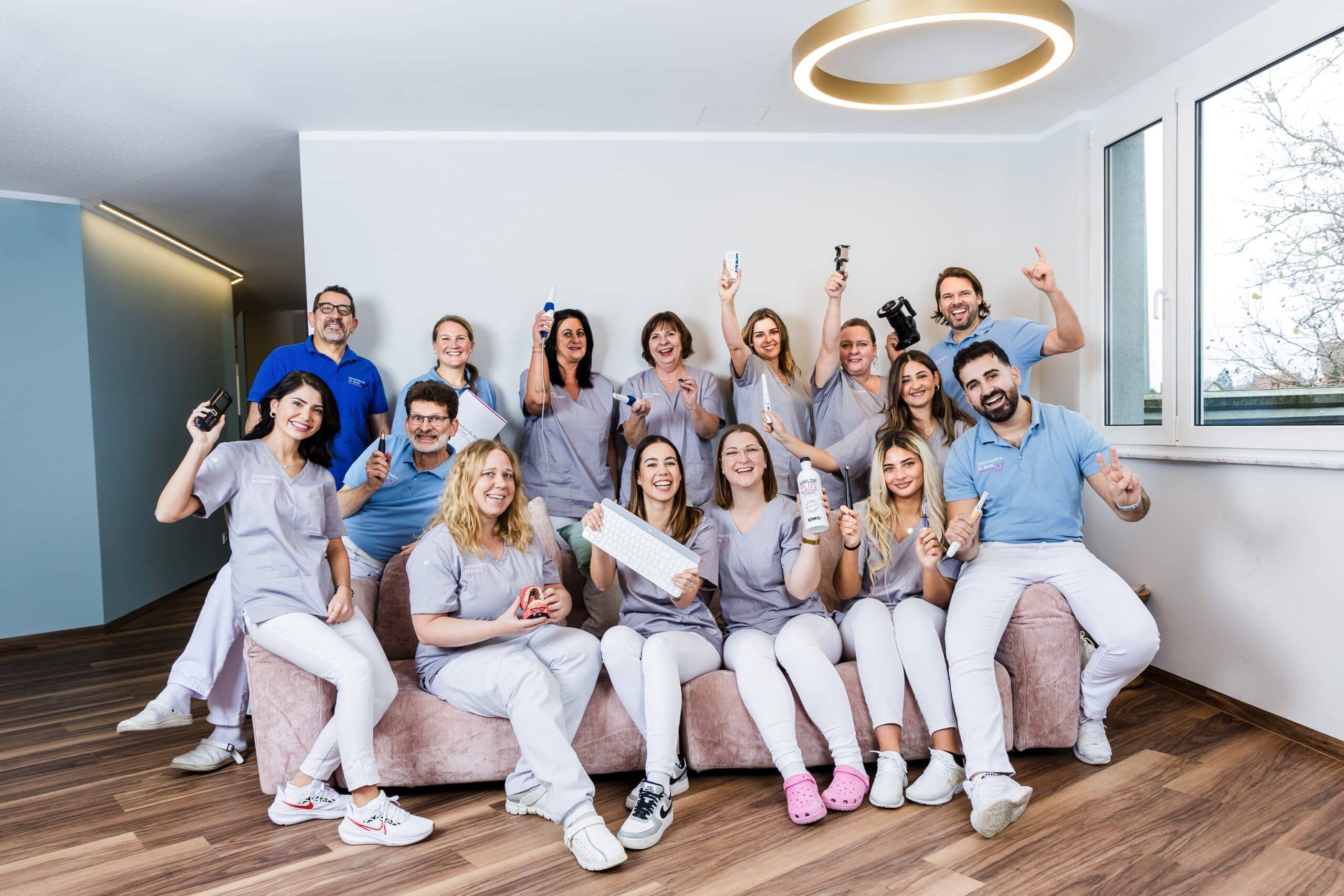 Zahnmedizin Dr. Boeck - Zahnarzt Leonberg - fröhliches Praxisteam